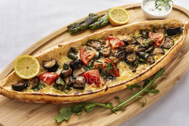 Turkish pide with vegetables — Stock Photo