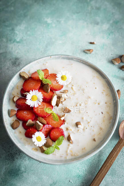 Oatmeal with strawberries close-up view — Fotografia de Stock