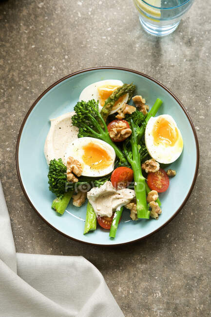 Curried egg salad with broccolini — Stock Photo
