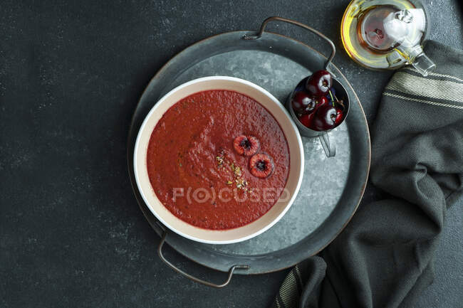 Gazpacho de Cereza - вишневий і томатний холодний іспанський вершковий суп — стокове фото