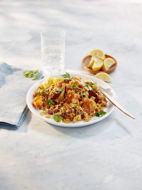 Paella au poulet, crevettes, chorizo et herbes — Photo de stock