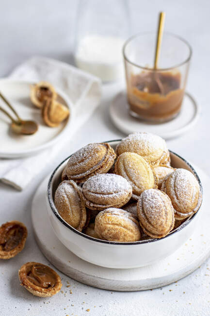 Picaduras de galletas de nuez con azúcar en polvo - foto de stock