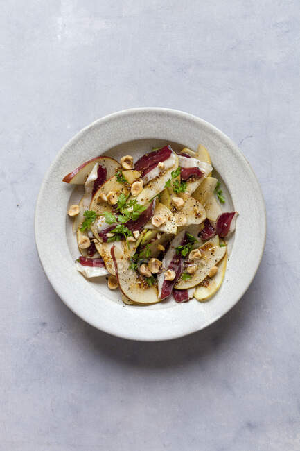 Утиный салат с грушами и орехами — стоковое фото