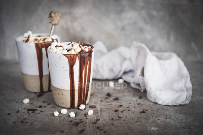 Chocolate caliente cubierto con mini malvaviscos - foto de stock