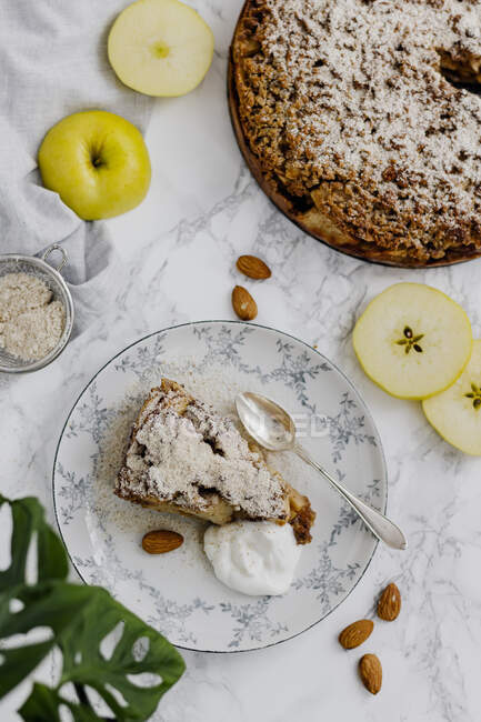 Apple cake with almond crumbles and cream — Stock Photo