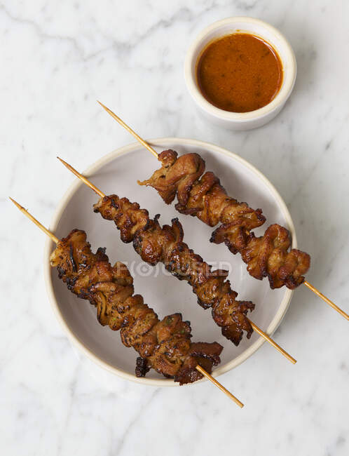 Chicken satay skewers close-up view — Photo de stock