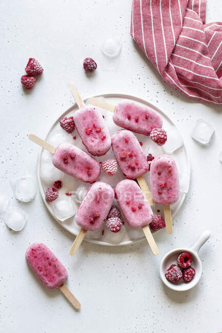 Raspberry ice cream on sticks — Stock Photo