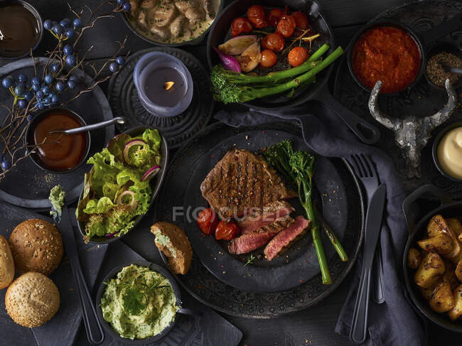 Bistecca di filetto alla griglia con verdure e insalata — Foto stock