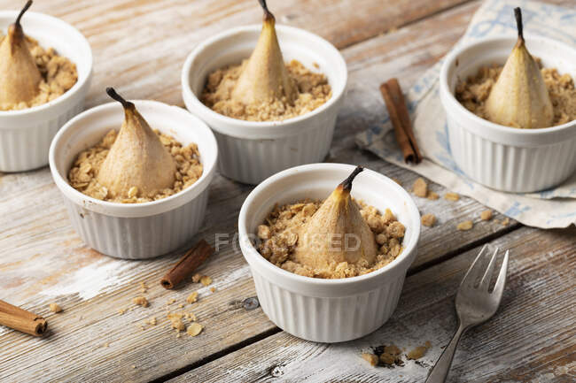 Crumble de poire aux amandes, servi avec du yaourt — Photo de stock