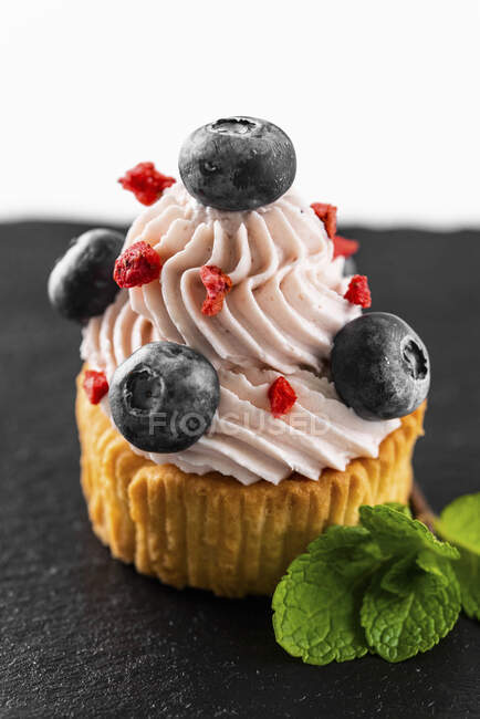 Cupcake with buttercream and blueberries — Stock Photo