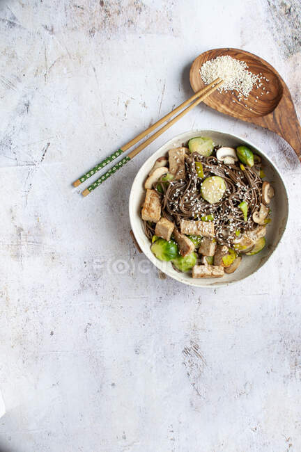 Yakisoba with tofu and brussels sprouts — Stock Photo