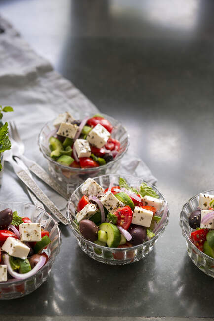 Salade grecque traditionnelle dans de petits bols en verre — Photo de stock