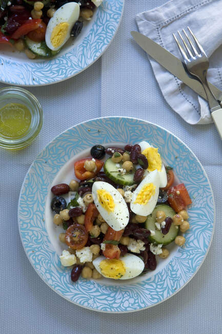 Salade de haricots méditerranéens aux œufs durs — Photo de stock