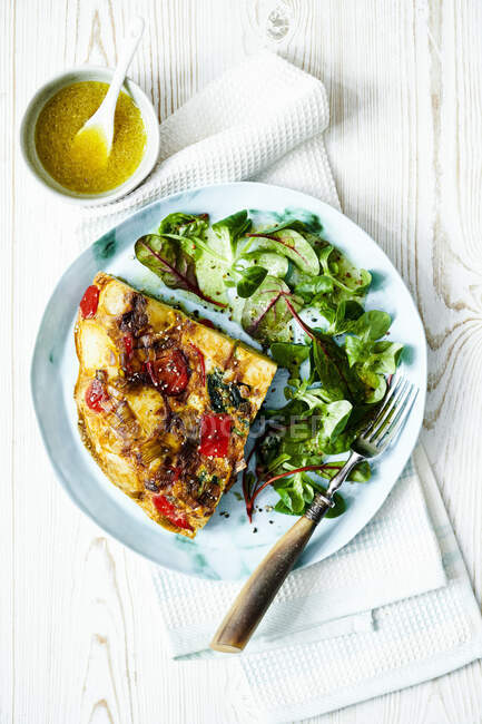 Tortilla au vivaneau rouge et aux épinards — Photo de stock