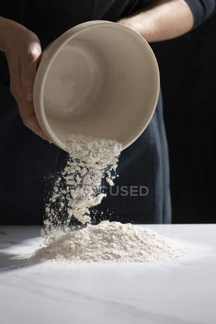 Mettre de la farine sur le banc — Photo de stock