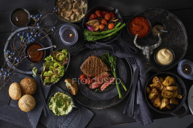 Стейк з яловичини на грилі з різними гарнірами — стокове фото
