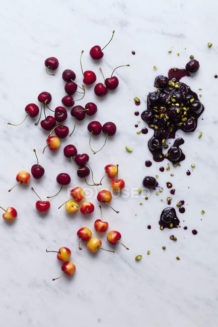 Cherry compote and fresh sweet cherries — Stock Photo