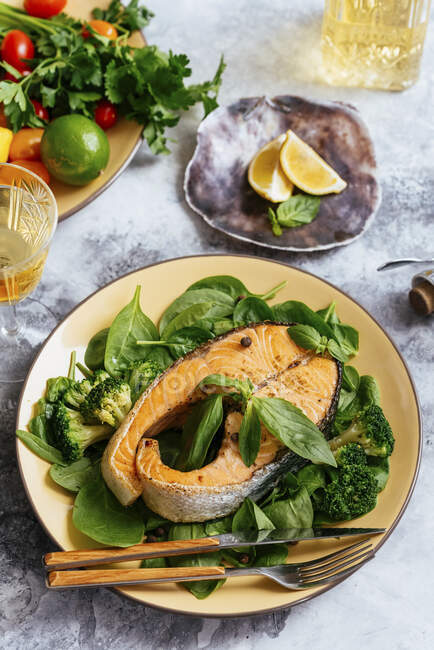 Filete de salmón a la parrilla con verduras - foto de stock