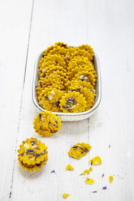 Turmeric crackers with cornflower blossoms — Stock Photo