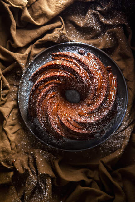 Chocolate wreath cake with icing sugar — Stock Photo