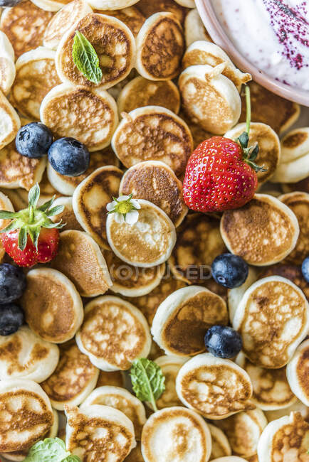 Mini-Pfannkuchen mit Beerenmuster — Stockfoto