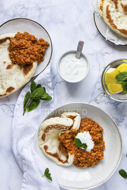 Indian lentil dhal with mint yoghurt and pita bread — Stock Photo