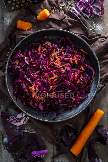 Red cabbage coleslaw with carrots — Stock Photo