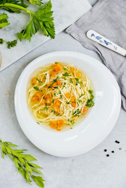 Sopa de fideos con zanahorias - foto de stock