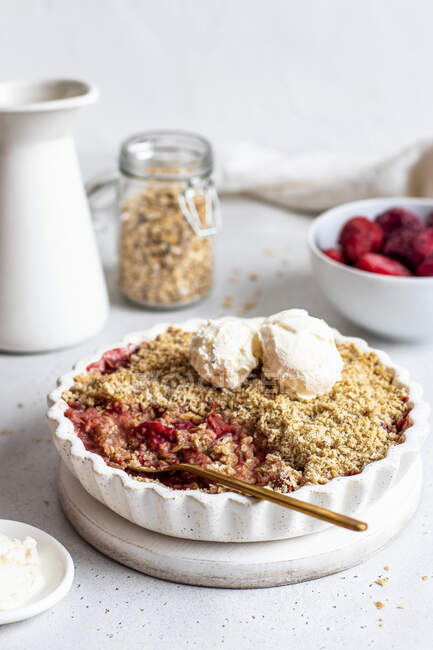 Strawberry crumble close-up view — Stock Photo