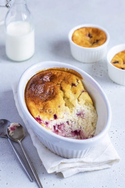 Cottage pudding with berries — Fotografia de Stock
