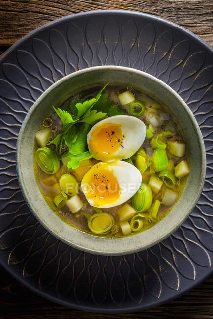 Sopa de puerro y patata con huevos cerosos - foto de stock