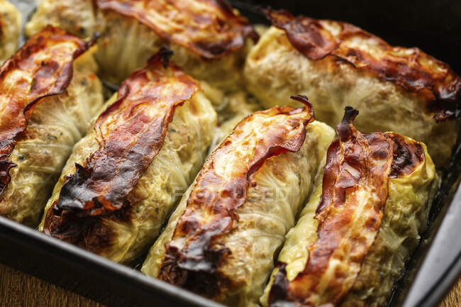 Stuffed cabbage rolls with bacon — Stock Photo