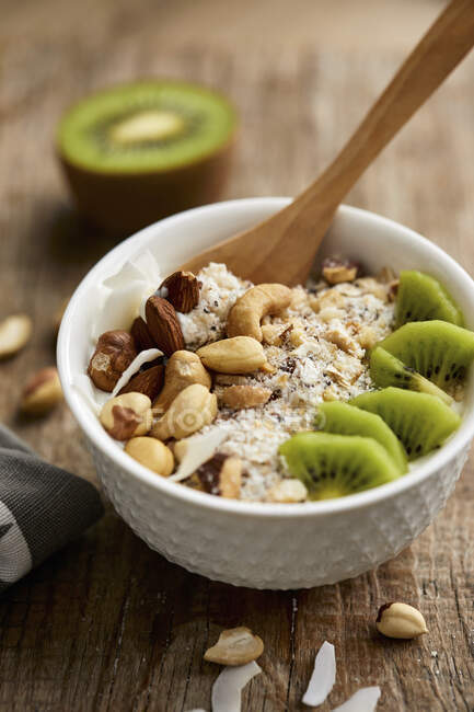 Desayuno de granola bajo en carbohidratos con frutas frescas, yogur y nueces - foto de stock