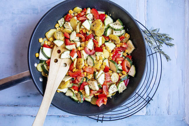 Vegan stir-fry vegetables — Stock Photo