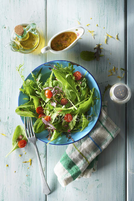 Mixed leaf salad with Asian dressing — Stock Photo