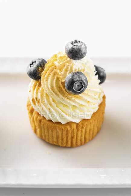 Cupcake mit Buttercreme und Blaubeeren — Stockfoto