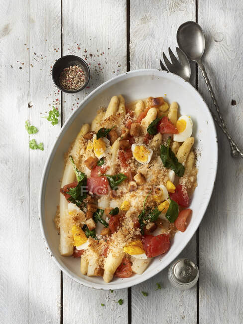 Polish-style asparagus with tomato, egg and breadcrumbs — Stock Photo