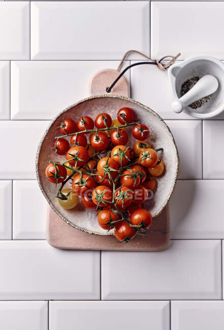 Cóctel de tomates en un tazón de cerámica - foto de stock