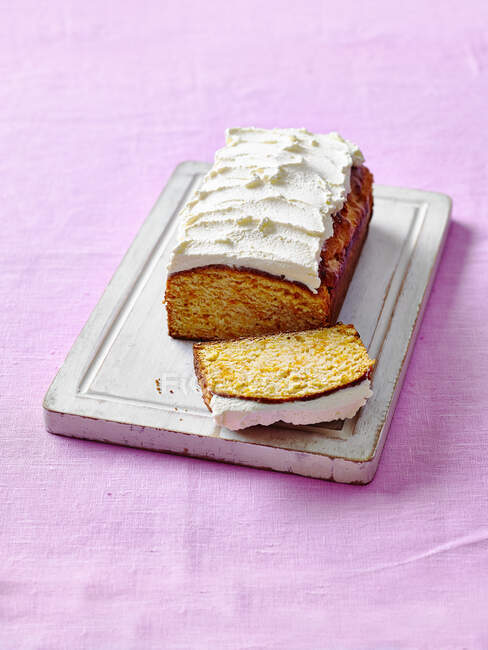 Carrot cake with frosting — Stock Photo