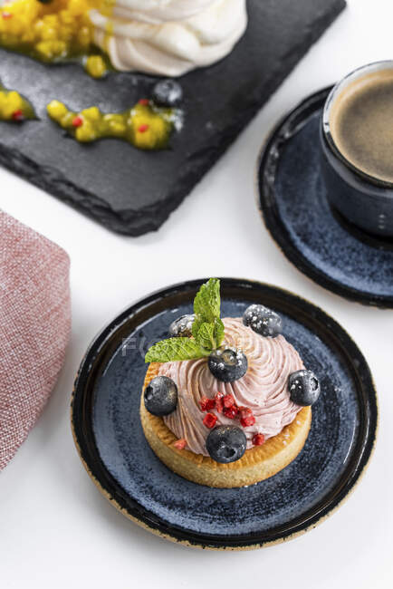 Beeren-Dessert mit Blaubeeren und Kaffeetasse auf dem Tisch — Stockfoto