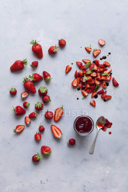 Strawberry jam and fresh strawberries — Stock Photo