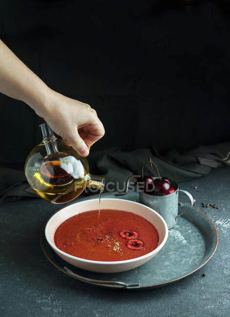 Gazpacho de Cereza - вишневий і томатний холодний іспанський вершковий суп — стокове фото
