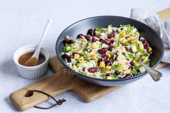 Рисовый салат с кукурузой и фасолью — стоковое фото