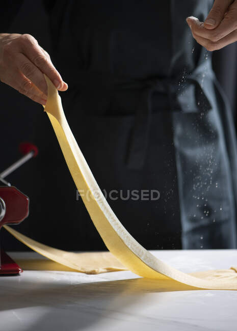 Making pasta dough, closeup - foto de stock