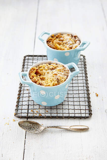 Peach crumble with cashew nuts — Stock Photo