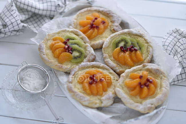 Vegan Danish pastry with kiwis, vanilla curd, and mandarins — Stock Photo