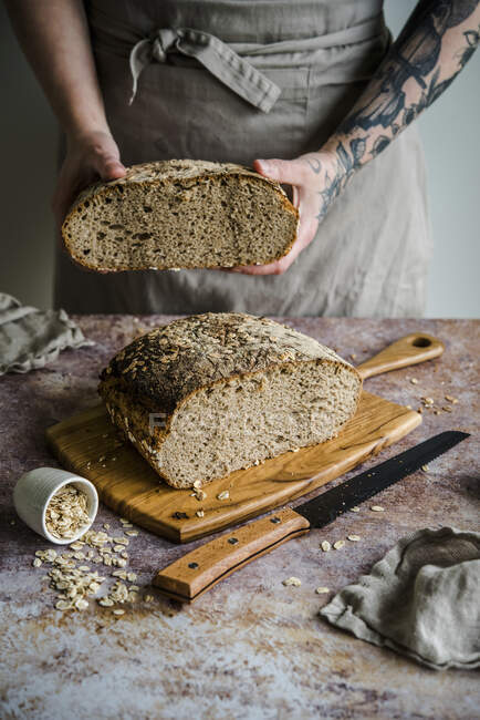 Primer plano de delicioso pan de avena hecho en casa - foto de stock