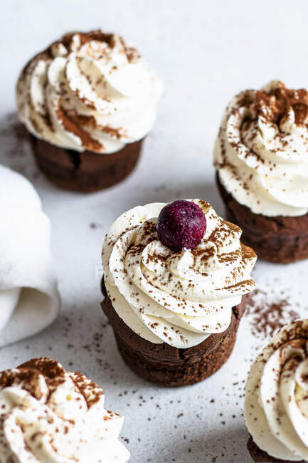 Cupcakes au chocolat avec garniture crème — Photo de stock