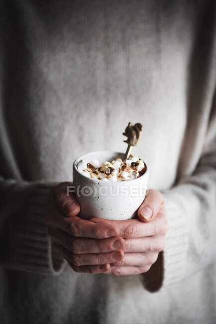 Гарячий шоколад з міні зефіром — стокове фото