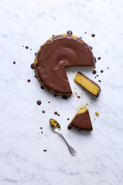Gâteau orange avec glaçage au chocolat — Photo de stock